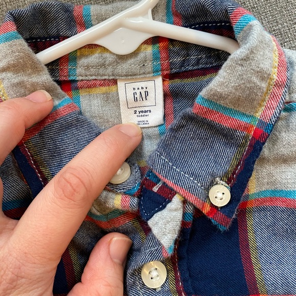 2 Gap button down shirts - Picture 3 of 7